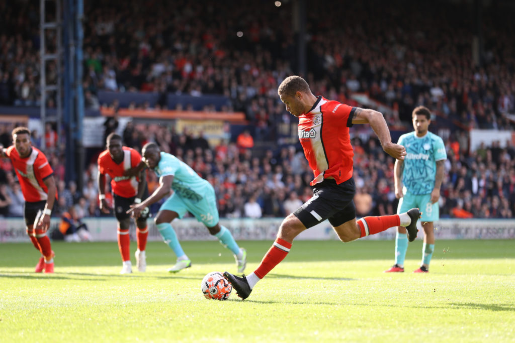 Luton Town v Wolverhampton Wanderers - Premier League