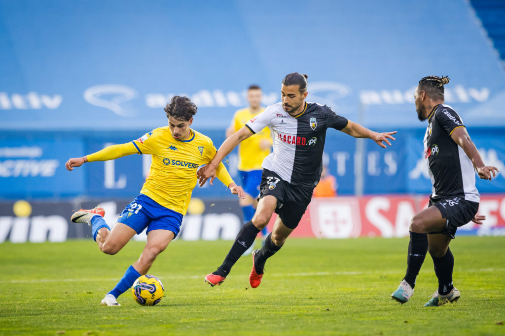 Rodrigo Gomes of Estoril Praia (L) and Mattheus Oliveira of