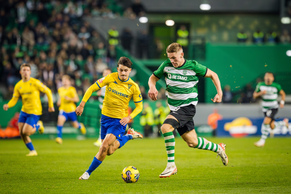 Viktor Gyokeres of Sporting CP (R) and Rodrigo Gomes of