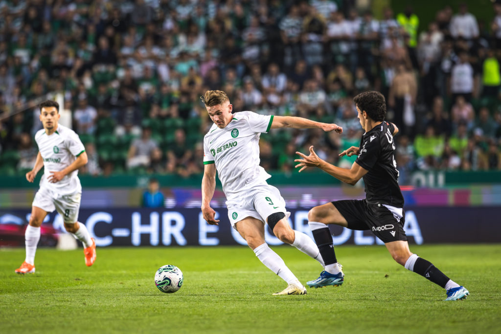 Viktor Gyokeres of Sporting CP (L) with Manu Silva of