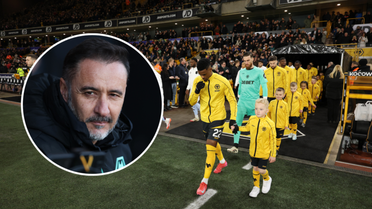 An image of Nelson Semedo and the rest of the Wolves squad (right) with Vitor Pereira (left and circled)