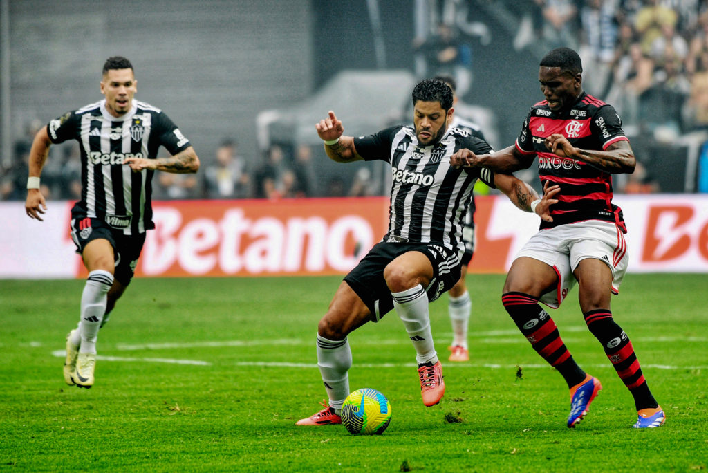 Flamengo midfielder Evertton Araujo competes with Atletico Minero winger Hulk in the final of the Copa Do Brasil.
