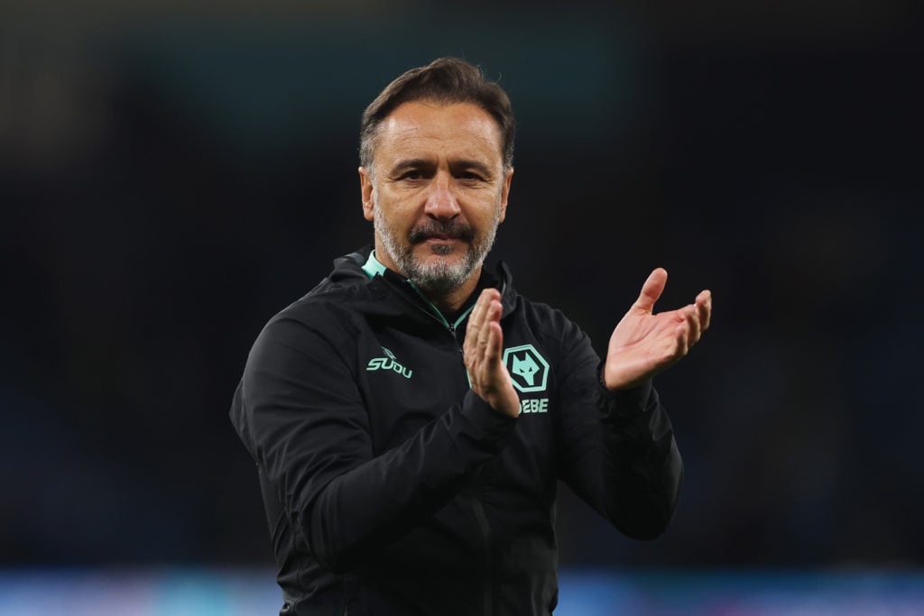 Vitor Pereira applauds the fans.