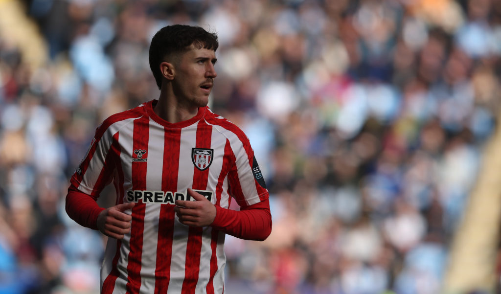 Trai Hume plays for Sunderland vs Coventry in the Sky Bet Championship March 2025