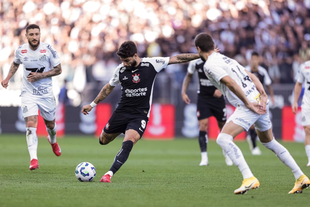 Yuri Alberto shooting for Corinthians.