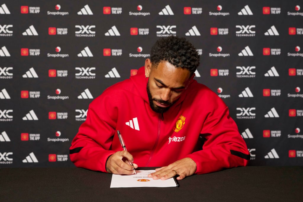 Matheus Cunha signs his new contract with Manchester United.