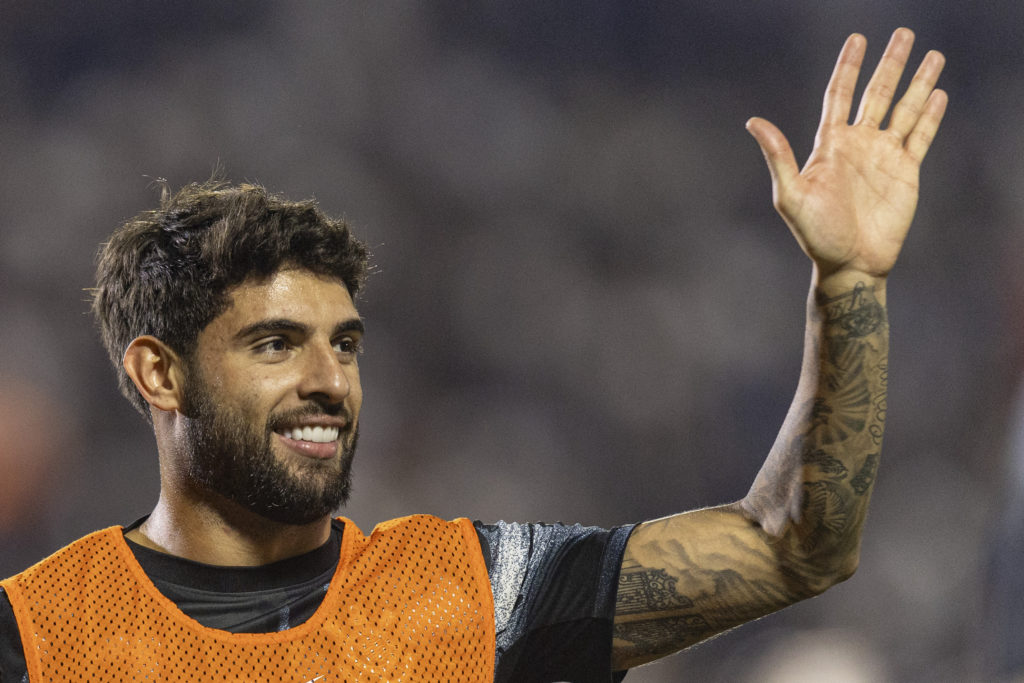Corinthians striker Yuri Alberto raises his hand.