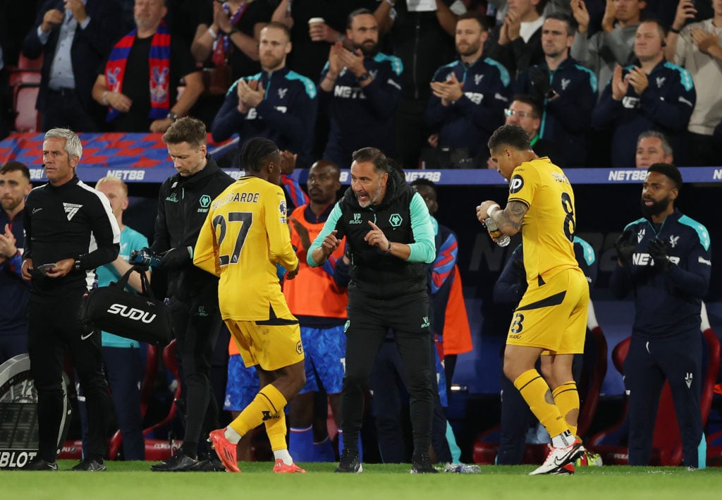Vitor Pereira, Manager of Wolverhampton Wanderers, gives instructions to Jean-Ricner Bellegarde of Wolverhampton Wanderers during the Premier League match between Crystal Palace FC and Wolverhampton Wanderers FC at Selhurst Park on May 20, 2025 in London