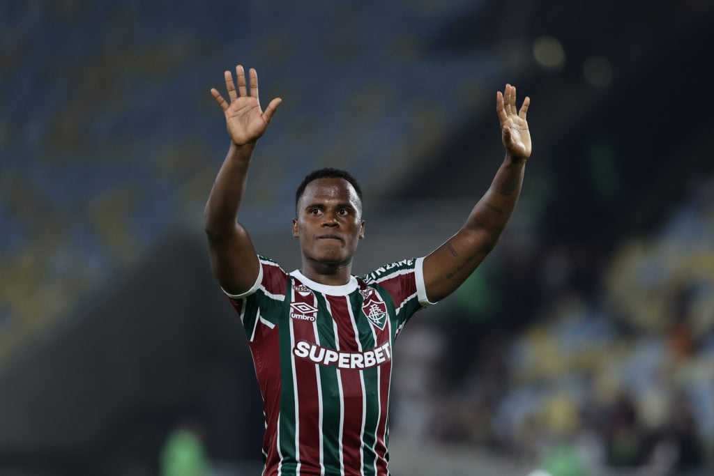 Jhon Arias holds his arms aloft for Flumimense.