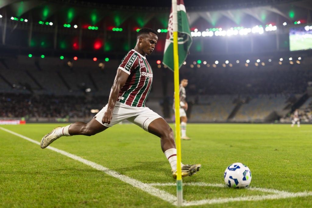 Jhon Arias takes a corner for Fluminense against Cruzeiro