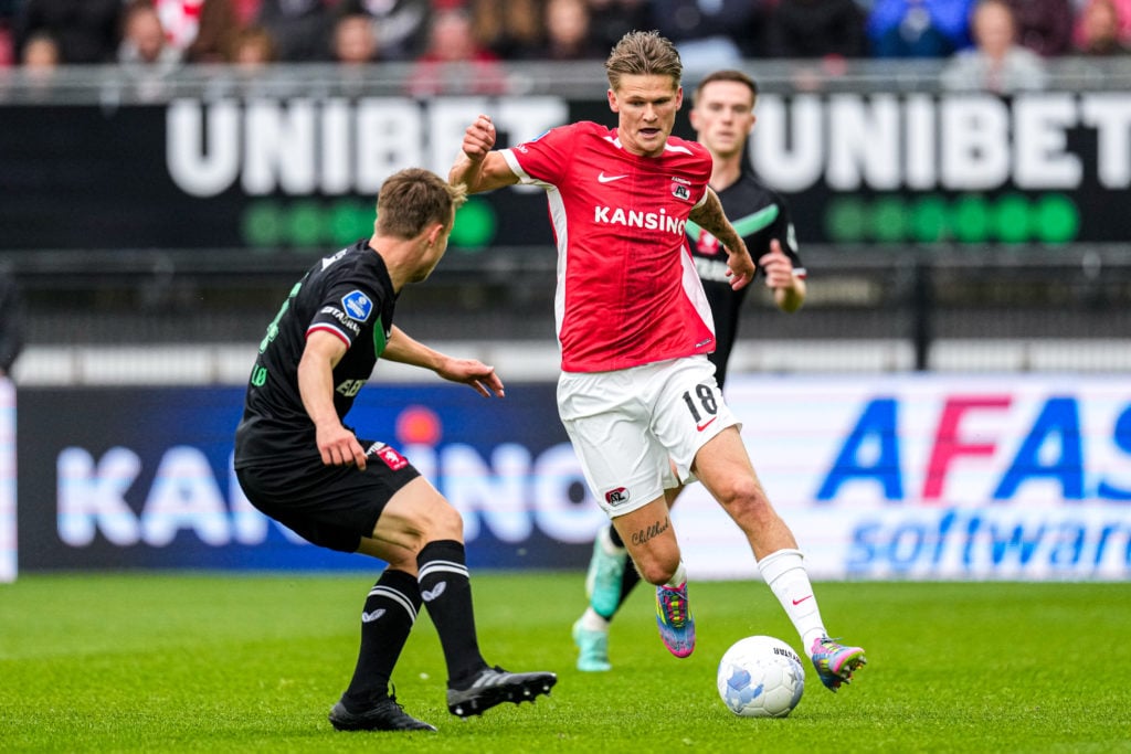 David Moller Wolfe dribbles during AZ Alkmaar vs FC Twente