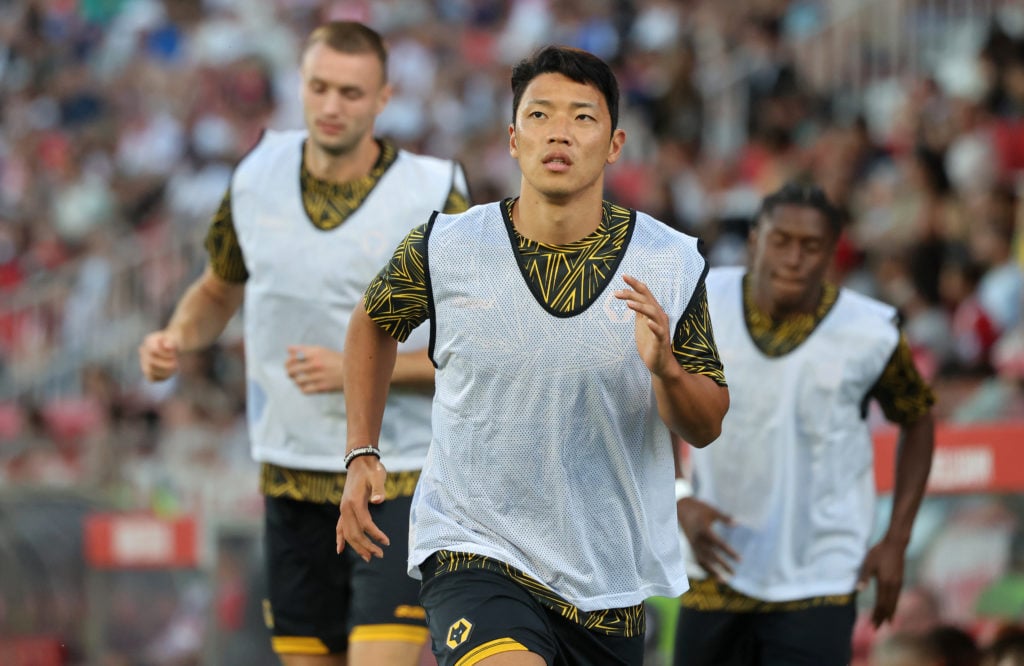 Hwang Hee-chan warming up for Wolves.