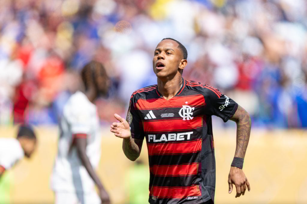 Wallace Yan playing for Flamengo.