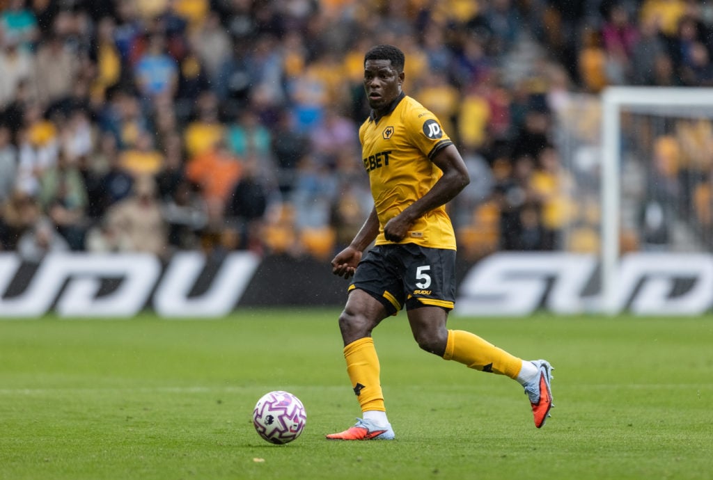 Marshall Munetsi passing the ball for Wolves