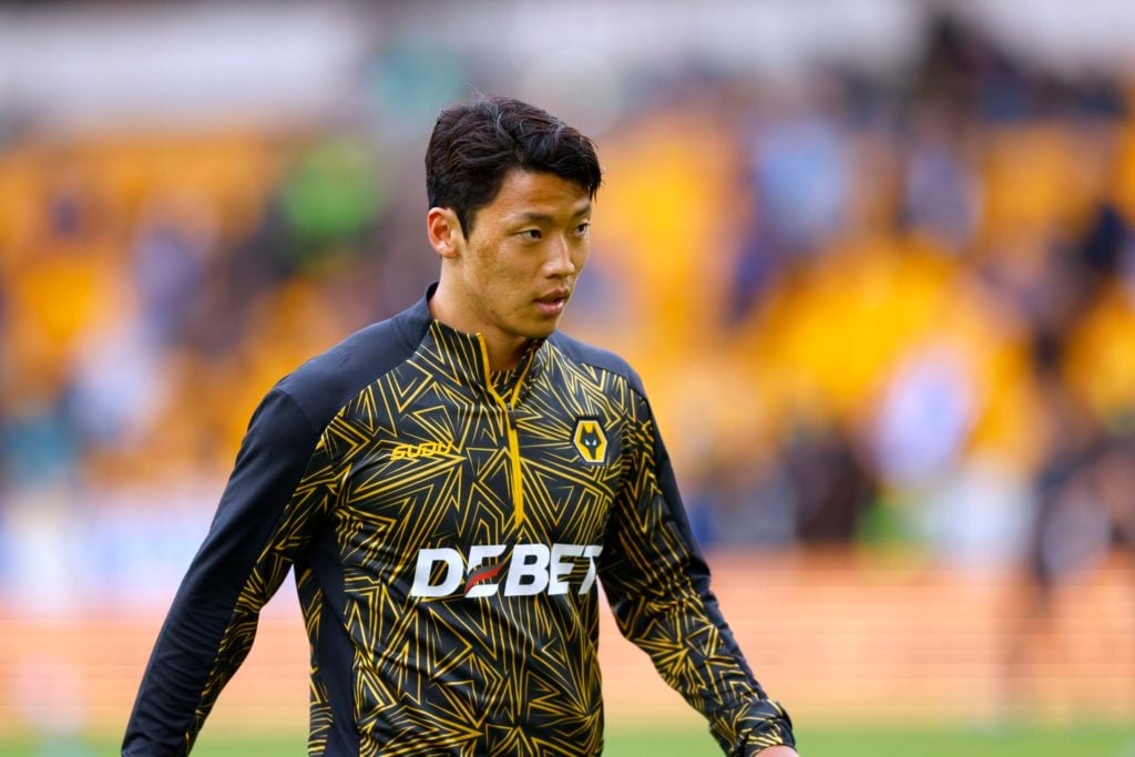 Hwang Hee-chan warming up for Wolves.