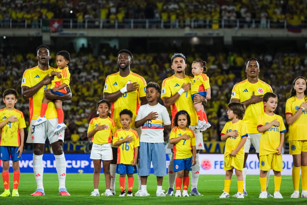 Jhon Arias singing the Colombian national anthem alongside Luis Diaz