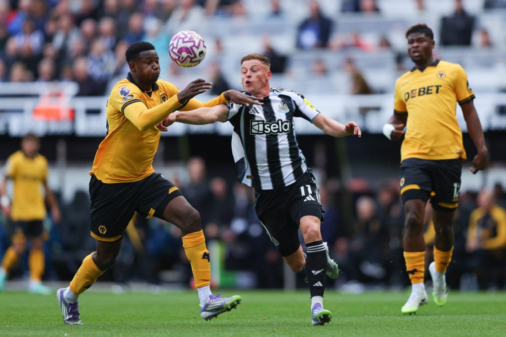 Yerson Mosquera battles against Harvey Barnes