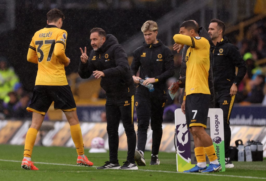 Vitor Pereira giving instructions on the sideline