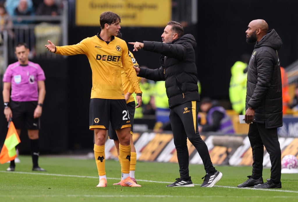 Fer Lopez receives instructions from Vitor Pereira.