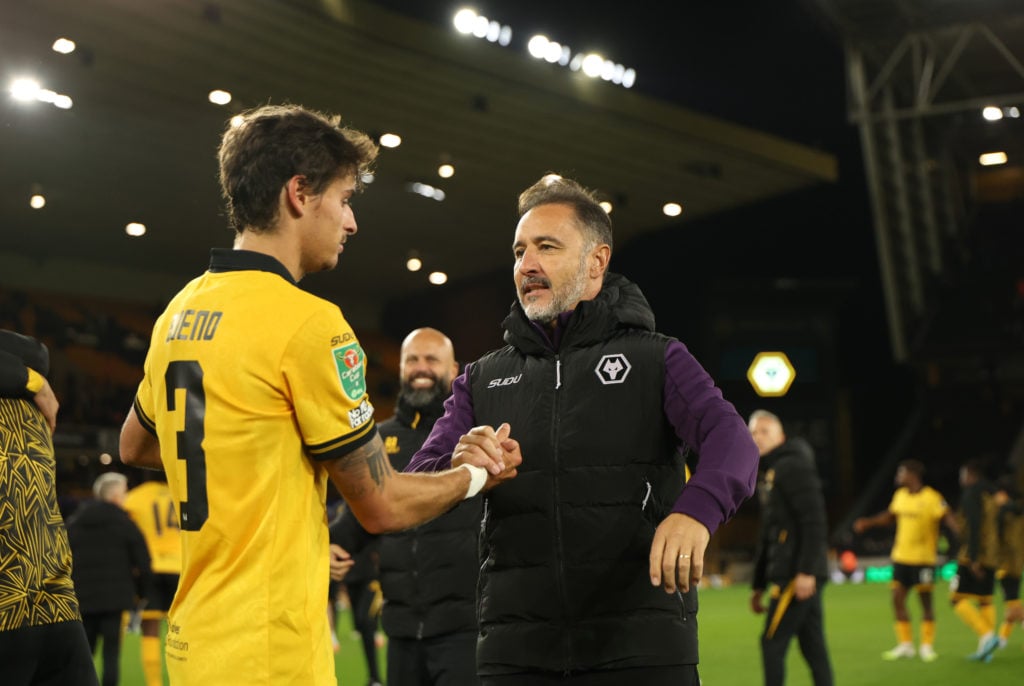 Hugo Bueno shakes hands with Vitor Pereira.