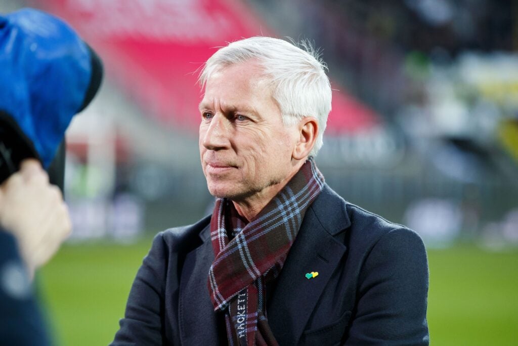 Alan Pardew during the Dutch Eredivisie match between AZ Alkmaar and ADO Den Haag