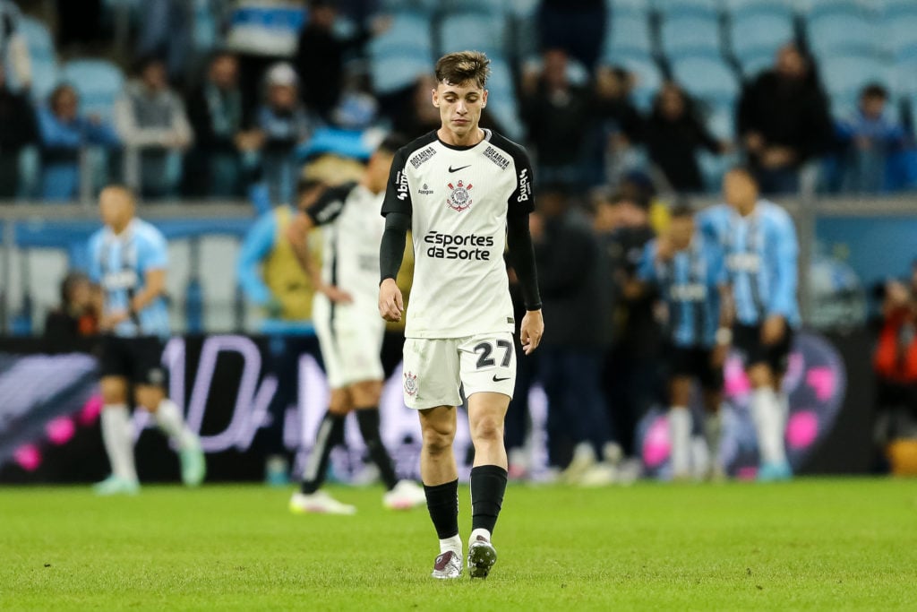Breno Bidon looks dejected playing for Corinthians.