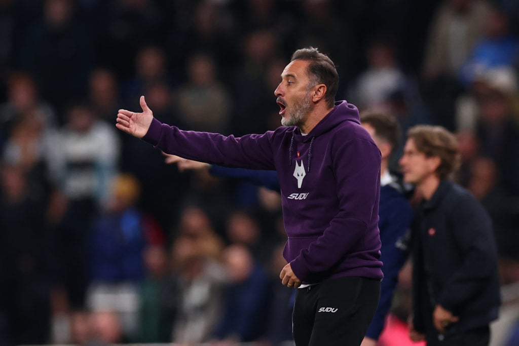 Vitor Pereira shouts instructions on the sidelines.