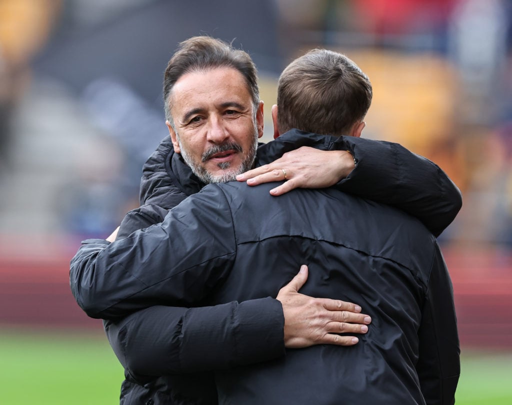 Vitor Pereira embraces Fabian Hurzeler.