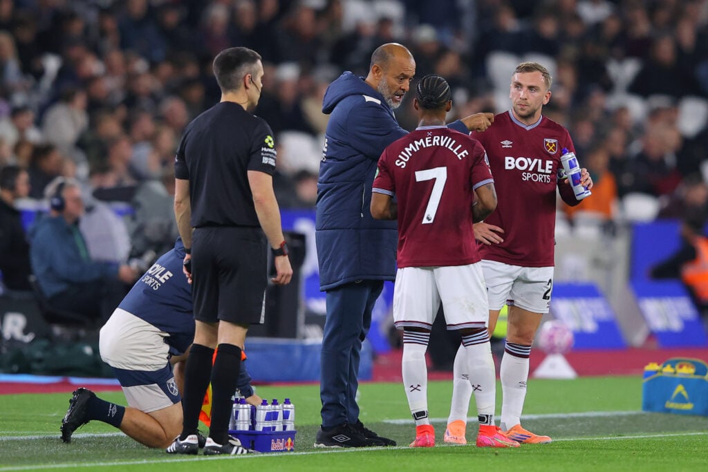 Nuno Espirito Santo, Manager of West Ham United talks with Jarrod Bowen and Crysencio Summerville.