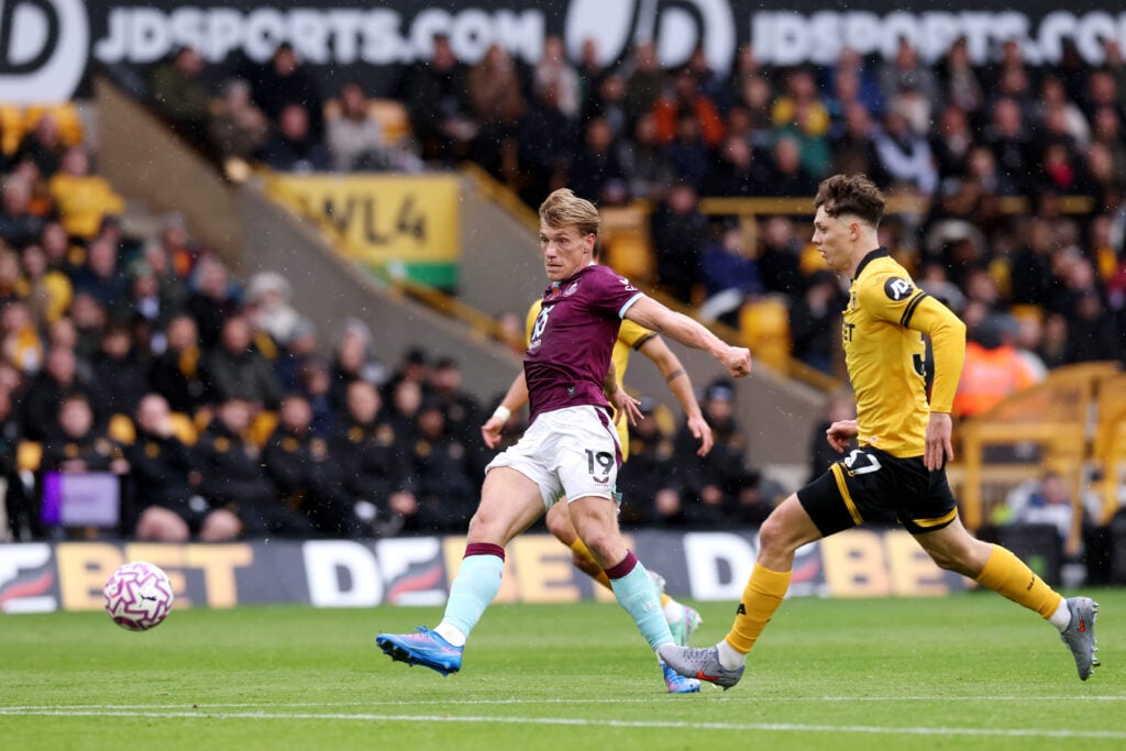 Zian Flemming of Burnley scores his team's first goal whilst under pressure from Ladislav Krejci