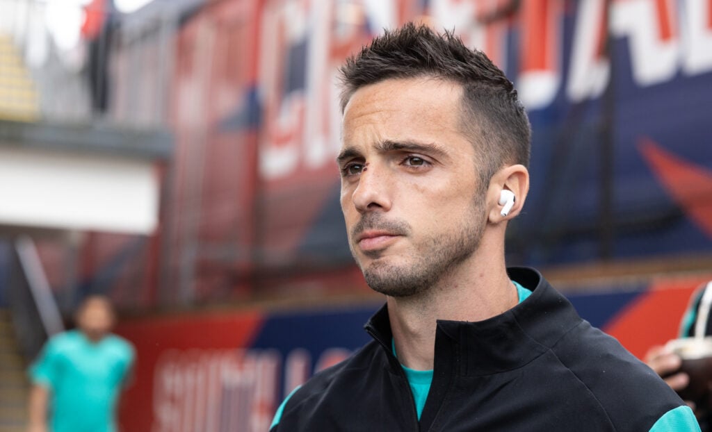 Pablo Sarabia listens to music.