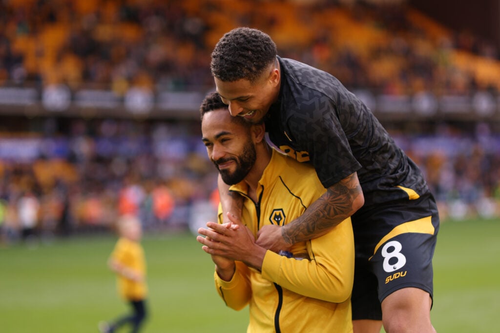 Joao Gomes jumps on Matheus Cunha.