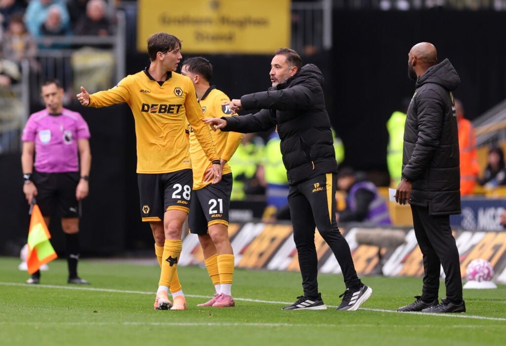 Fer Lopez receives instructions from Vitor Pereira.