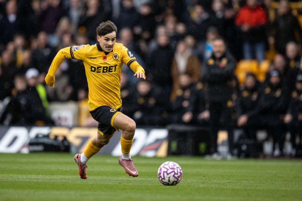 Rodrigo Gomes dribbles the ball for Wolves.