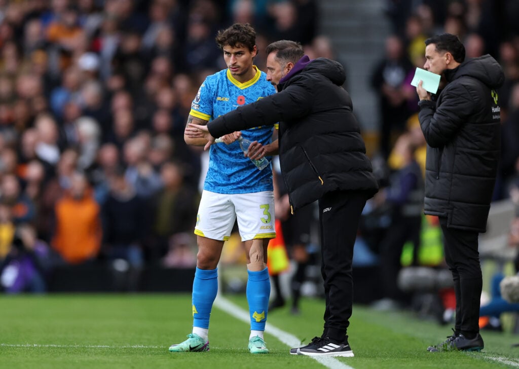 Vitor Pereira speaks with Hugo Bueno on the touchline