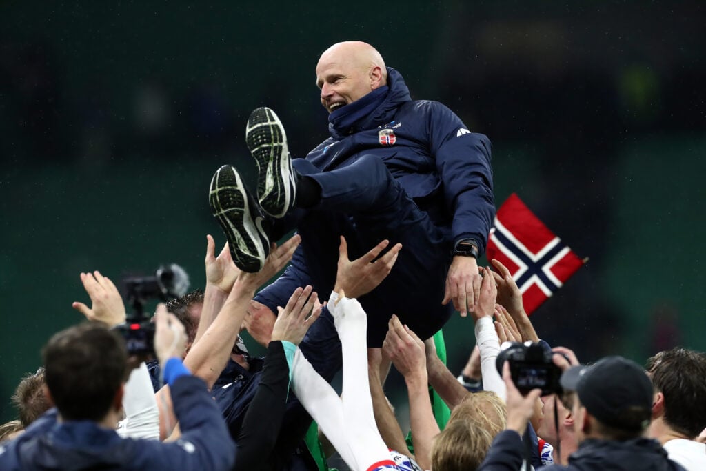 Stale Solbakken lifted up by Norway players.