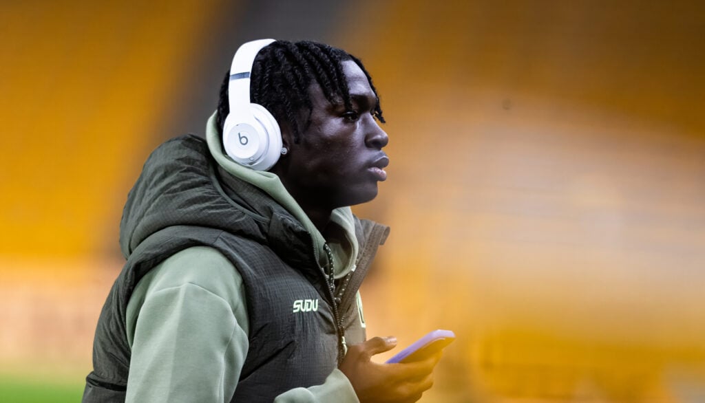 Mateus Mane listen to music ahead of playing for Wolves.