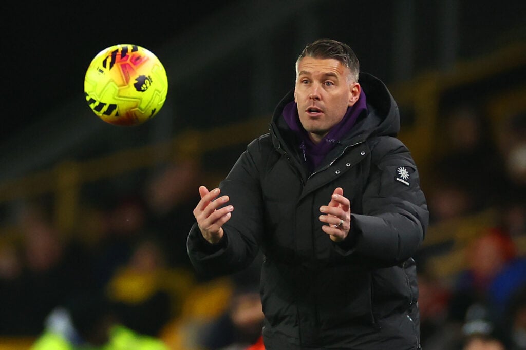Rob Edwards throws the ball back to the action in Wolves vs Manchester United