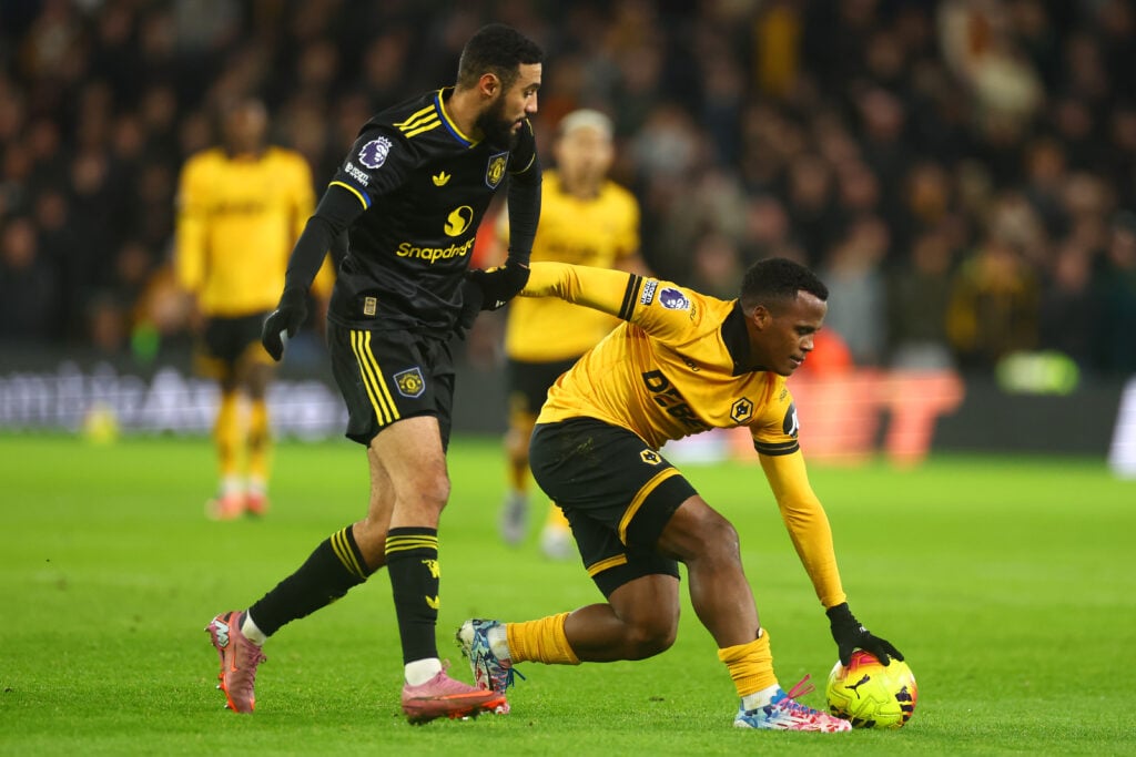 Jhon Arias and Noussair Mazraoui fight for the ball.
