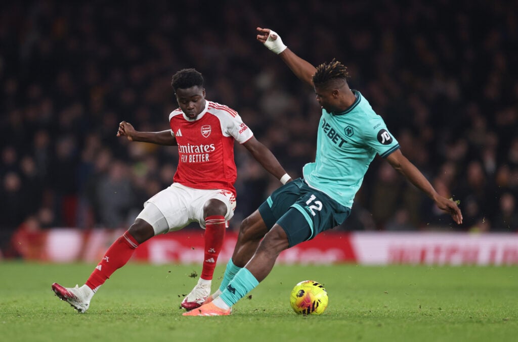 Emmanuel Agbadou challenges Bukayo Saka.