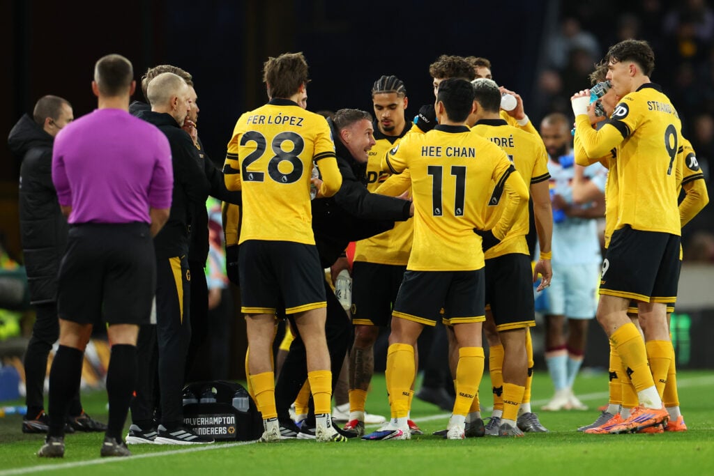 Rob Edwards talks to his players.