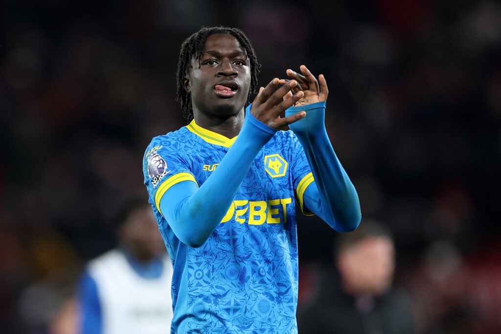 Mateus Mane claps fans.