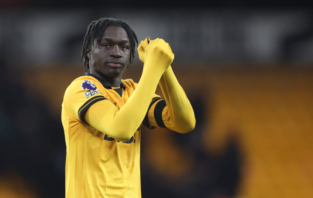 Mateus Mane claps the fans.