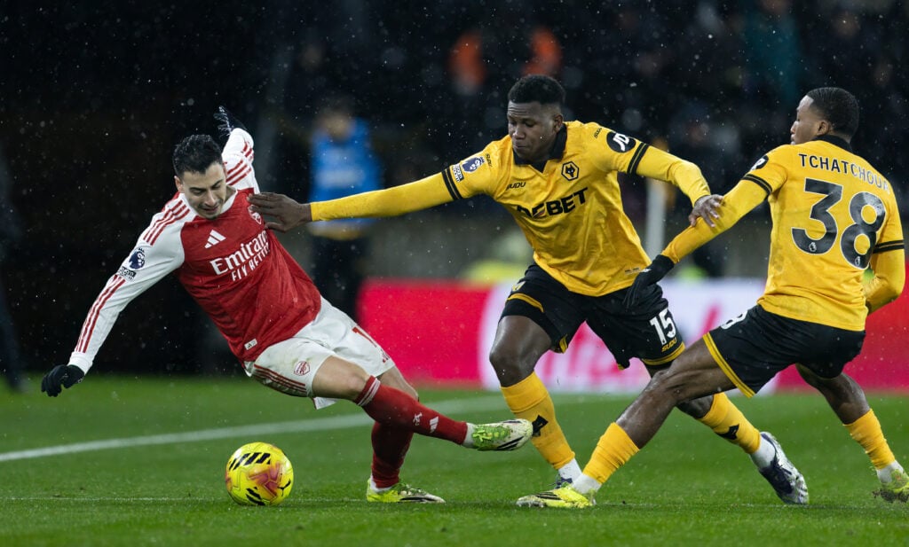 Yerson Mosquera and Jackson Tchatchoua fend off Gabriel Martinelli.