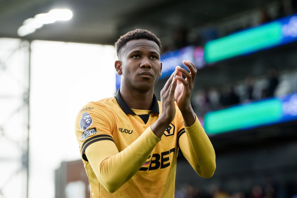 Yerson Mosquera clapping the fans.