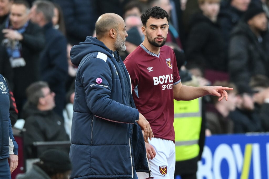 Nuno Espirito Santo and Max Kilman chat.
