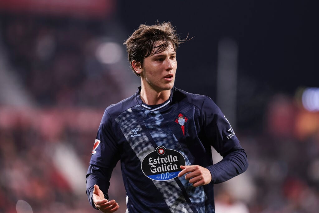 Fe Lopez playing for Celta Vigo.