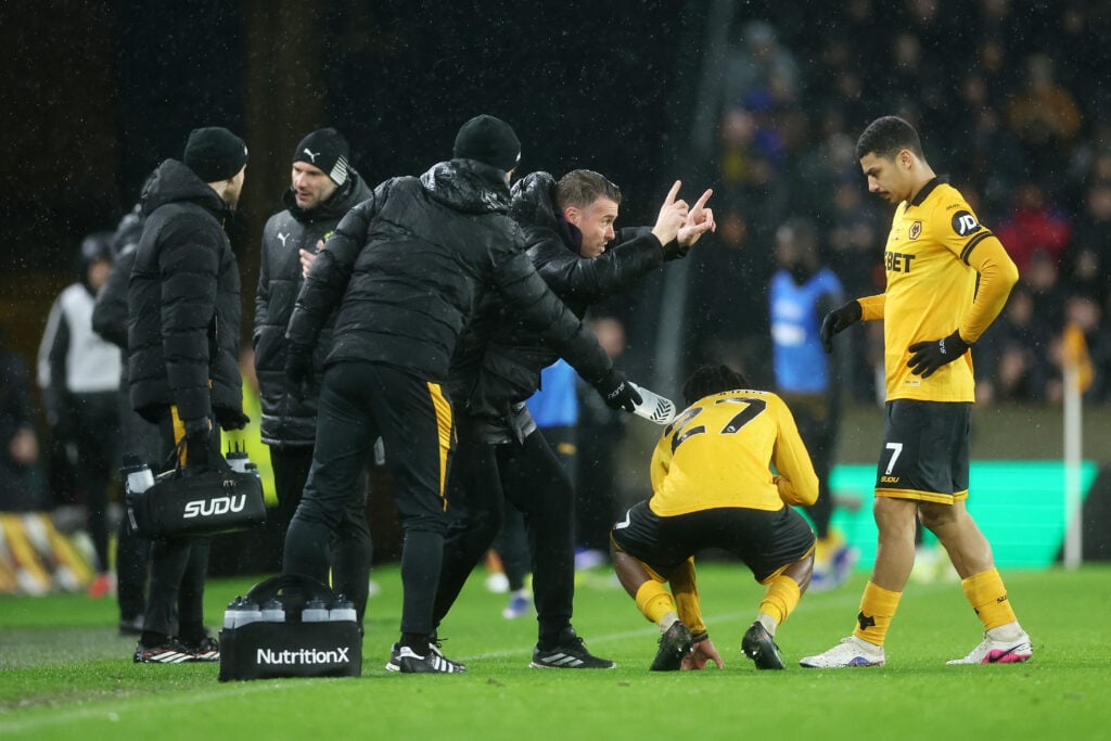 Rob Edwards gives instructions to Andre.