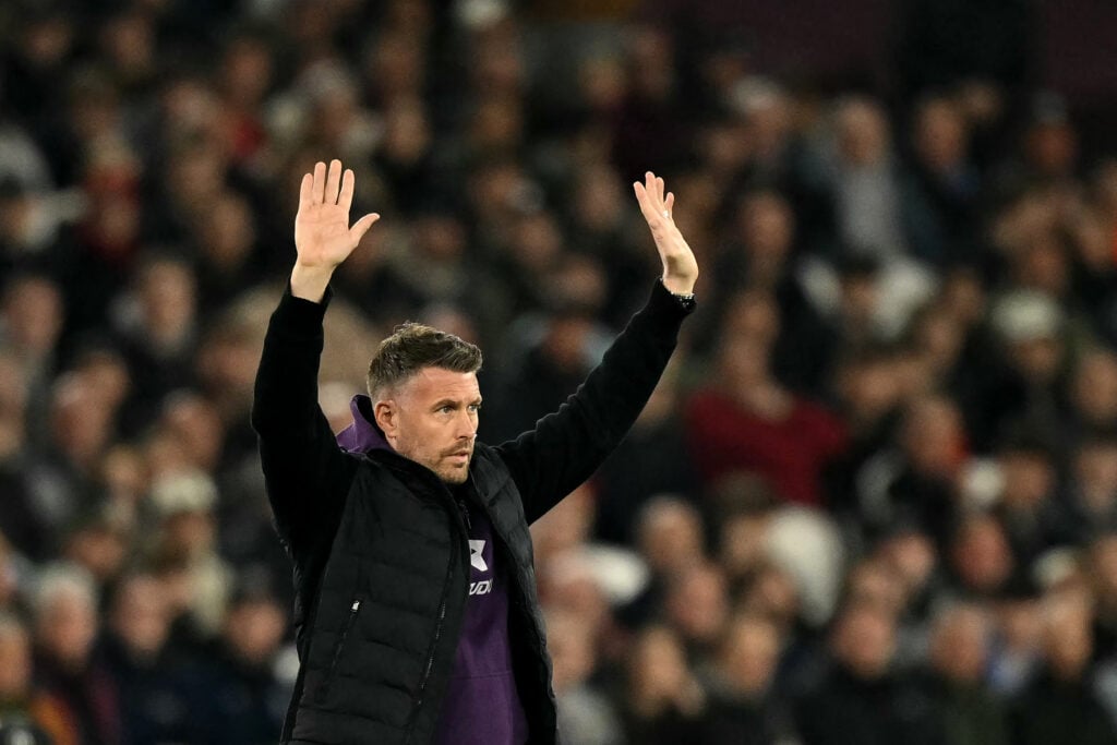 Rob Edwards put his arms up during West Ham vs Wolves.
