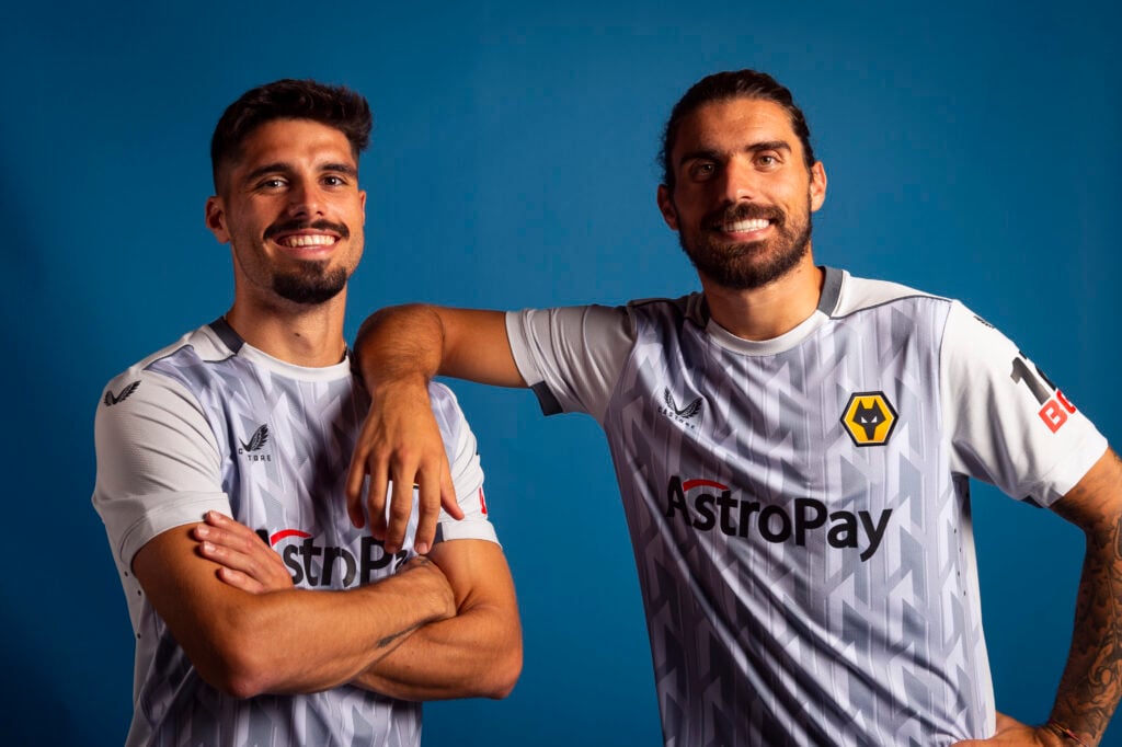 Pedro Neto and Ruben Neves pose.